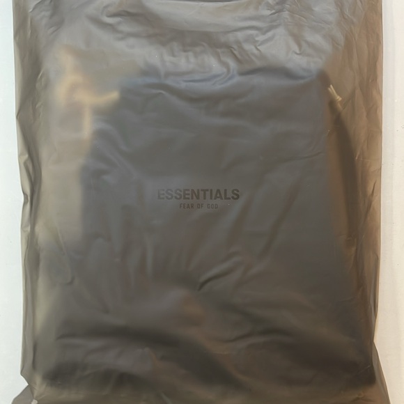 Fear of god essentials 2023 jet black sweat shorts - Picture 8 of 8